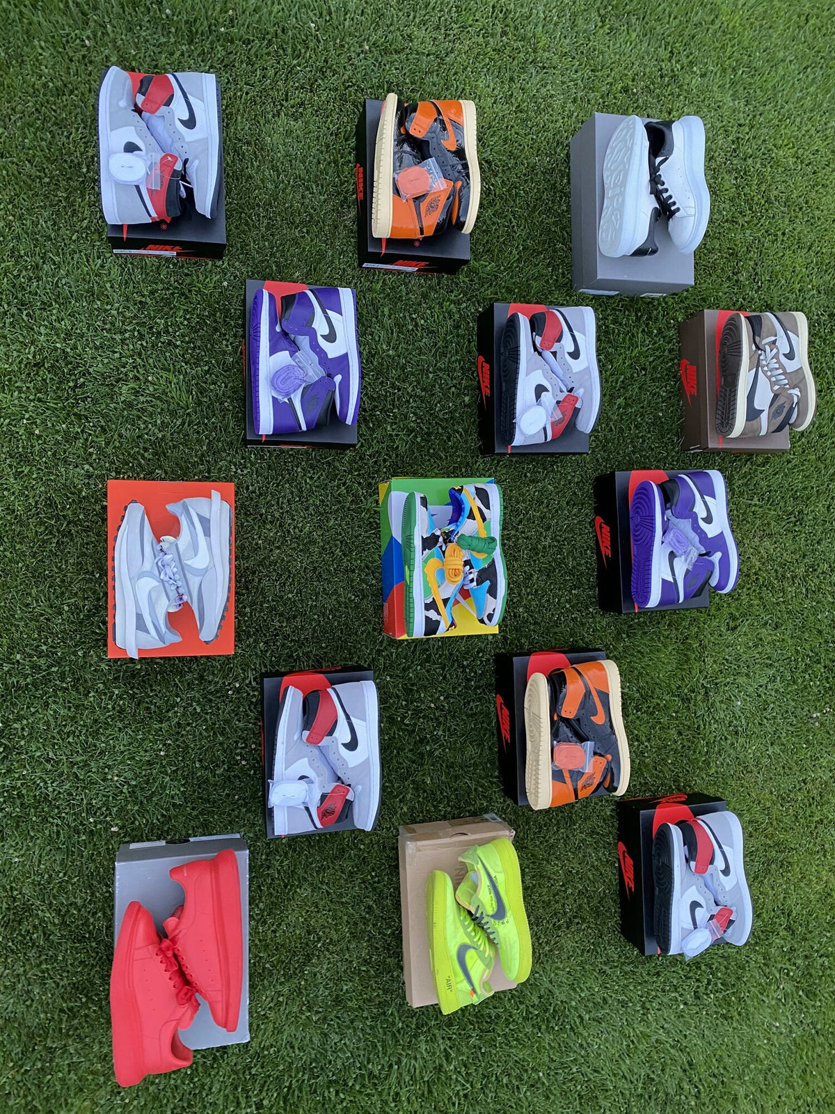 Limitált Nike és Jordan sneakerek dobozaikon a füvön, egy korai eladási hirdetéshez fotózva